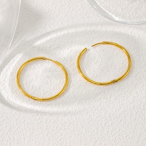 Bijoux en acier inoxydable plaqué or COOL, boucles d'oreilles célèbres, bijoux pour femmes, boucles d'oreilles à clous personnalisées en forme d'engrenage CC - Product Image 4