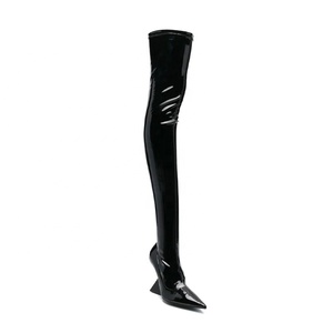 Botas Altas hasta el Muslo para Mujer, con Tacón de Cuña de Forma Única, Ajustadas, con Punta en Pico, de Charol, Botines Largos - Product Image 4