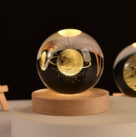 Moderno para el diseño de astronauta 3D LED Sistema Solar Luz de noche Suministro USB recargable Bola de cristal luminosa para la decoración del dormitorio del hogar