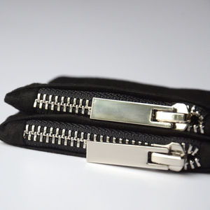 Pochette à bijoux en velours gaufré avec logo personnalisé, en faux daim noir doux, recyclable, avec cordon de serrage, petite taille, de luxe, fournie directement par l'usine - Product Image 5