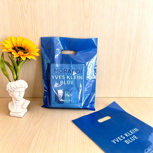 Bolsas de plástico al por mayor con asas troqueladas resistentes y logotipo personalizado para minoristas - Product Image 1