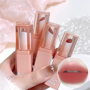 Le <span class=keywords><strong>rouge</strong></span> <span class=keywords><strong>à</strong></span> <span class=keywords><strong>lèvres</strong></span> mat doux en velours n'est pas facile <span class=keywords><strong>à</strong></span> coller <span class=keywords><strong>à</strong></span> la tasse et ne se décolore pas facilement. La surface mate de haute qualité est naturelle - Product Image 4