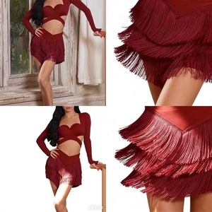 Jupe courte rouge bordeaux à franges pour danse latine et <span class=keywords><strong>salsa</strong></span>, idéale pour les adolescentes, les soirées dansantes, les festivals, les raves, et comme tenue de scène sexy pour femmes. - Product Image 3
