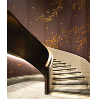 Structure de base en acier doux personnalisée, escalier circulaire en bois moderne avec éclairage LED, design incurvé en arc pour les hôtels