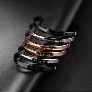 กำไลข้อมือคู่สแตนเลสสตีลแบบเปิดสลักข้อความส่วนตัวสีโรสโกลด์ขายส่ง พร้อมข้อความ "รักคุณคือโชคชะตาของฉัน" สำหรับผู้หญิงและผู้ชาย - Product Image 3