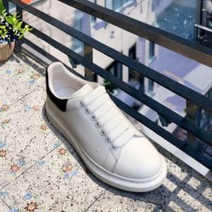 Chaussures de sport décontractées de créateur pour hommes et femmes, baskets en daim noir et blanc, idéales pour l'extérieur - Product Image 1