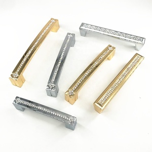 <span class=keywords><strong>Poignée</strong></span> et boutons KOSIN <span class=keywords><strong>POIGNÉE</strong></span> MLP19 Quincaillerie pour meubles Tiroir d'armoire Euro Luxe Or Brillant Cristal Chrome <span class=keywords><strong>Poignée</strong></span> - Product Image 3