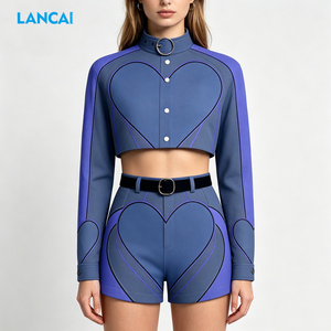 Ensemble 2 pièces pour femme : veste courte unie et short taille haute au-dessus du genou, survêtement streetwear à capuche en coton écoresponsable - Product Image 3