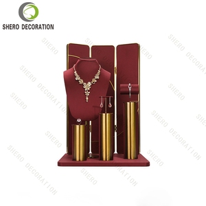 Exhibidores de Joyería de Microfibra Roja Personalizados con Soporte Metálico para Vitrinas de Joyería - Product Image 1