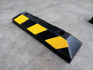 टिकाऊ 560 मिमी पार्किंग कर्ब्स रबर कार पहिया स्टॉपर - Product Image 4