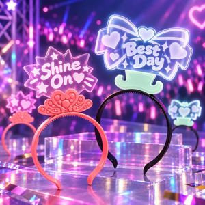 ที่คาดผมพัดลม LED สีแดงแบบกำหนดเอง แผ่นอะคริลิคเรืองแสง พิมพ์โลโก้ส่วนตัว พกพาสะดวก สไตล์โรแมนติก รับผลิตแบบ OEM สำหรับงานปาร์ตี้ - Product Image 2