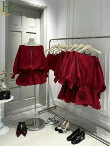 Robe rouge épaules dénudées avec taille élastiquée et détail floral, en mousseline de soie douce à motif floral, avec manches courtes à poignets élastiqués, style vietnamien. - Product Image 2