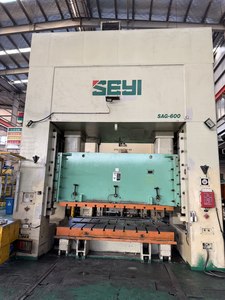 Presse de 600 tonnes avec course de 250 mm, table de 2800 x 1550 mm, banc de travail mobile avant pour applications d'emboutissage et de formage des métaux - Product Image 4