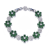 Bracelet en pierre blanche brillante plaqué argent élégant Bijoux de bracelet à breloques de tennis pour femmes avec zircon pour mariages et cadeaux