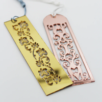 Étiquettes suspendues en acrylique miroir personnalisées en usine, marque-pages créatifs imprimés UV, étiquettes nominatives modernes et tendance gravées au laser pour