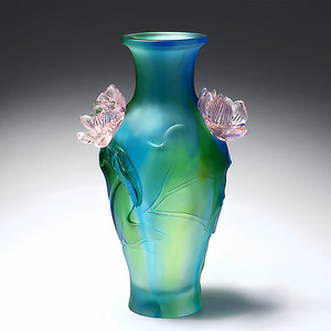 Jarrón de cristal transparente esmerilado con relieve de loto, hecho a mano, para decoración del hogar y arreglos florales. - Product Image 5