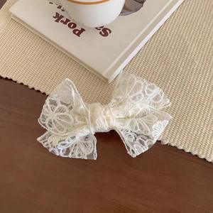 GENYA 2024 Blanc Dentelle Tissu Bride Clip Big Bow Top Hair Clip Beautiful Lace Bow <span class=keywords><strong>noeud</strong></span> <span class=keywords><strong>Barrette</strong></span> pour Femmes Filles - Product Image 5