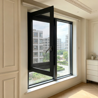 Fenêtre oscillo-battante à ouverture vers l'intérieur, cadre en aluminium noir, moustiquaire, poignée courbée, ventilation