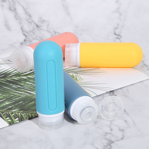 Ensemble de flacons de voyage 4 pièces en silicone compressibles pour cosmétiques et désinfectant pour les mains, approuvé pour l'avion, avec étui de rangement - Product Image 2