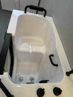 Baignoire de massage rectangulaire moderne en acrylique pour personnes âgées et handicapées, avec robinetterie noire, autoportante, pour appartement, norme CE européenne