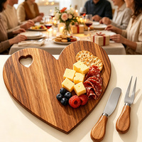Planche à découper en bois en forme de cœur, plateau de service rustique avec trou de suspension pour pain, snacks, desserts, table de fête, cadeau pour la maison