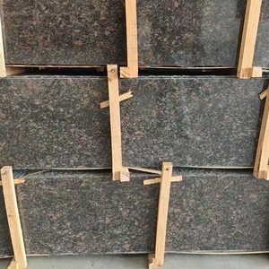 Demi-dalles de granit brun poli classique indien pour comptoirs de propriétés de prestige et carreaux extérieurs de centres commerciaux - Product Image 3