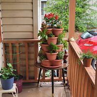 Jardinières en plastique anti-UV de tour empilable de ventes directes d'usine pour les plantes et les fleurs d'intérieur et extérieurs de jardin