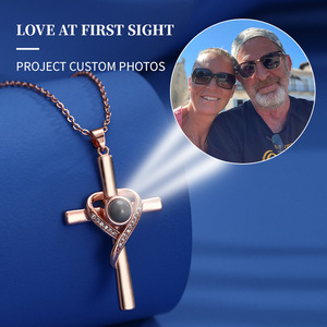 L015 Vente en gros de colliers <span class=keywords><strong>croix</strong></span> avec photo personnalisée, pendentif avec projection en 100 langues, collier je t'aime, colliers de bijoux de mode - Product Image 4
