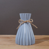 Vase en plastique au design minimaliste et moderne de style européen, avec taille définie et fermeture créative en corde de jute