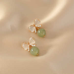 Pendientes de Perlas Naturales WENCHI con Forma de Lazo: Accesorio Elegante y Chic - Product Image 3