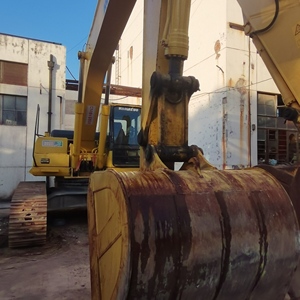 Excavatrice sur chenilles Komatsu PC300 LC-7 jaune, hydraulique, de construction, 30 tonnes, équipée d'un attache rapide - Product Image 4