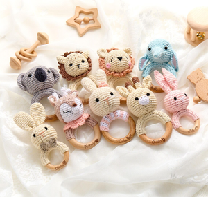 Cadeau de douche de bébé <span class=keywords><strong>personnalisé</strong></span> animal gravé <span class=keywords><strong>hochet</strong></span> au crochet avec nom anneau de <span class=keywords><strong>hochet</strong></span> de bébé en <span class=keywords><strong>bois</strong></span> <span class=keywords><strong>personnalisé</strong></span> - Product Image 5
