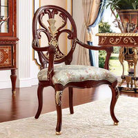 Table à manger rectangulaire en bois brun sculpté, style antique britannique, avec chaises baroques brodées et rembourrées, pour hôtel.