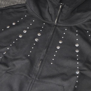 Sudadera con Capucha Negra para Hombre, con Cierre y Detalles de Pedrería, Estilo Vintage, de Alta Calidad, para Otoño - Product Image 4