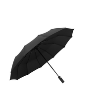 Ventes directes du fabricant Parapluie semi-automatique à trois volets avec poignée à rayures Parapluie à poignée de couleur de style plus grand