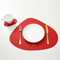 Napperons en PU en forme de coeur classiques napperons antidérapants lavables et résistants à la chaleur pour table de cuisine