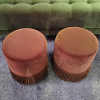 Pouf rond moderne en velours marron rouille avec franges, ottoman cylindrique pour salon, hôtel, chambre à coucher, vente en gros, OEM, personnalisé.