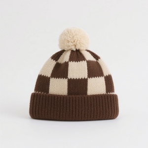 Bonnet tricoté à carreaux chaud d'hiver pour adultes et enfants, style décontracté, avec pompon, conception OEM - Product Image 2