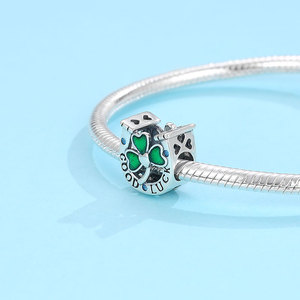 จี้รูปเกือกม้าสี่แฉกนำโชค เงินแท้ S925 ประดับด้วยเคลือบสีเขียวและเพชร CZ สีน้ำเงิน เหมาะสำหรับใส่กับสร้อยข้อมือ เป็นของขวัญสำหรับผู้หญิง - Product Image 4