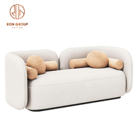 Ensemble de meubles de restaurant, café et bar moderne, table à manger ovale blanche avec pieds, chaises et canapé au design unique
