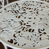 Ensemble de table et chaises de patio en aluminium moulé antirouille pour l'extérieur, avec un design européen à motif de raisin, pour hôpital, hôtel et usage en salle à manger