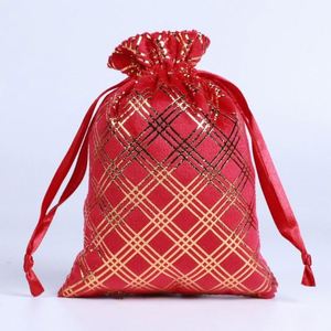 Sacs cadeaux à cordon avec motif à carreaux rouges et verts, emballages pour fêtes de Noël, pochettes festives en nylon - Product Image 1