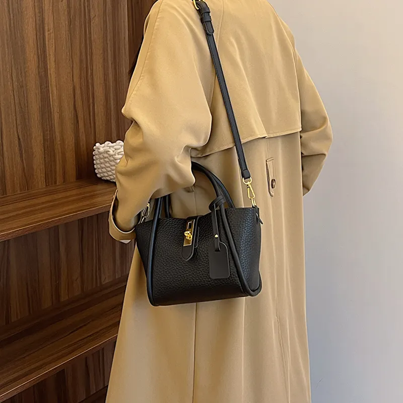 Yiwu Suka moda PU cuero cubo bolsas forma especial precio barato señoras bolsos de mano fabricante Bolsos De Mujer 2024