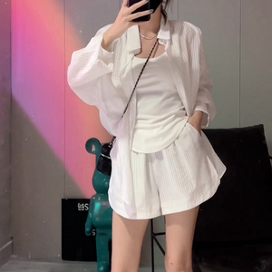 Ensemble court haut <span class=keywords><strong>de</strong></span> gamme style Salt pour femme, <span class=keywords><strong>tenue</strong></span> deux pièces chic et <span class=keywords><strong>dominatrice</strong></span> à rayures avec chemise <span class=keywords><strong>de</strong></span> protection solaire, collection été 2026 - Product Image 3