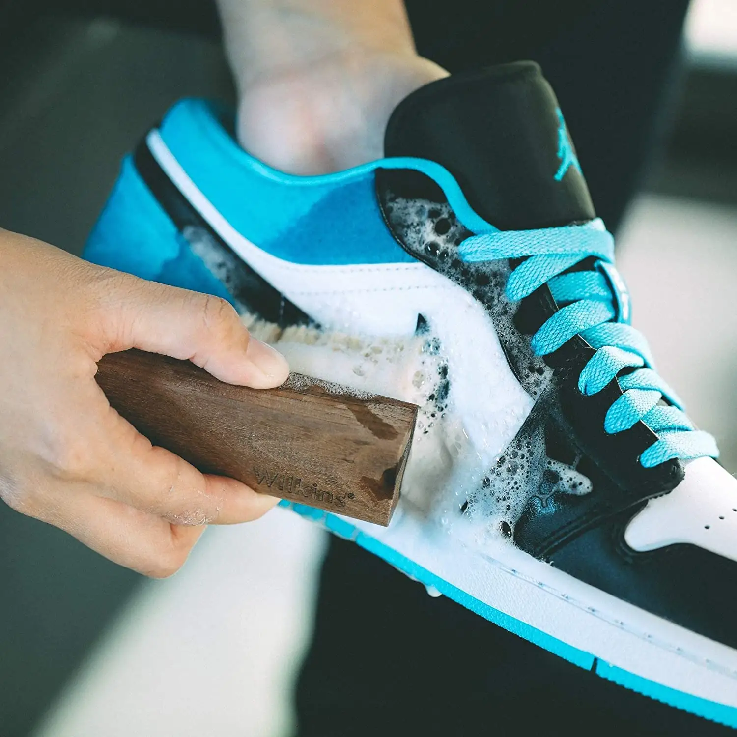 How to clean colored shoes with baking soda