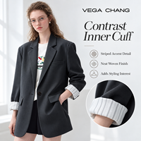 Blazer ample gris foncé à revers cranté et bouton unique VEGA CHANG pour femme, avec manches longues tissées à revers et poignets intérieurs contrastants rayés