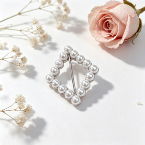 Broche multi-cœurs entrelacés en strass, élégante boucle pour foulard, épingle décorative pour revers de robe - Product Image 4