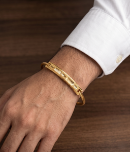 DIVYORO Bracelet de luxe pour femme en or plaqué or avec texture à lignes parallèles, bijou de créateur, mode contemporaine - Product Image 4
