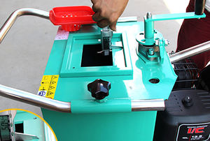 เครื่องเลื่อยพื้นแบบใช้น้ำมันเบนซินประสิทธิภาพสูง ตัดค<span class=keywords><strong>อน</strong></span>กรีตและยางมะตอยได้ลึกถึง 18 นิ้ว สำหรับงานซ่อมถนนและทางเท้า - Product Image 3