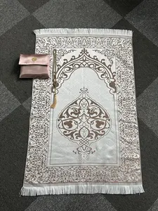 여행 가방이있는 얇은 터키기도 깔개 Eid와 라마단을위한 이슬람 구슬을 특징으로하는 남성과 여성의기도 매트-카펫 패딩